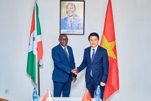 Thứ trưởng Ngoại giao Lê Anh Tuấn và Bộ trưởng Ngoại giao Burundi Édouard Bizimana. (Ảnh: Bộ Ngoại giao)