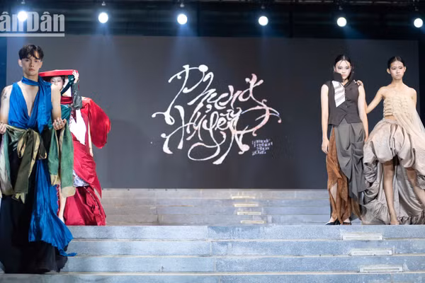 Toàn cảnh đêm diễn LaMode Fashion Show 2026 với chủ đề “Phụng Huyễn” tại Bảo tàng Hà Nội.