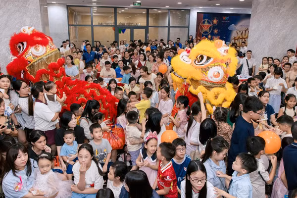 Các em nhỏ hào hứng tham gia các hoạt động trải nghiệm tại ngày hội. (Ảnh: Ban tổ chức)