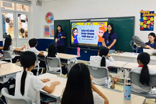 Các thành viên Dự án The Up Project triển khai hoạt động tập huấn cho học sinh xây dựng tư duy an toàn công nghệ cho thế hệ trẻ.