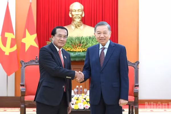 Tổng Bí thư, Chủ tịch nước Tô Lâm và đồng chí Vanhxay Phongsavanh, Ủy viên Bộ Chính trị, Bí thư Trung ương Đảng, Chủ nhiệm Ban Kiểm tra Trung ương, Tổng Thanh tra Nhà nước, Trưởng ban Phòng, chống tham nhũng Trung ương Lào. (Ảnh: ĐĂNG KHOA)
