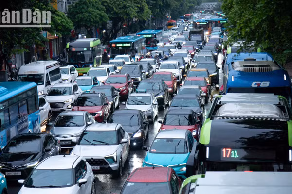 [Ảnh] Mưa lớn giờ tan tầm, phố Hà Nội thêm đông đúc và hối hả