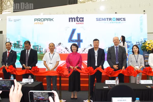 Các đại biểu cắt băng chính thức khai mạc chuỗi ba triển lãm quốc tế MTA Hanoi 2026, SemiTronics Vietnam 2026 và ProPak Hanoi 2026 tại Trung tâm triển lãm Việt Nam (VEC). (Ảnh: Bảo Ngân)