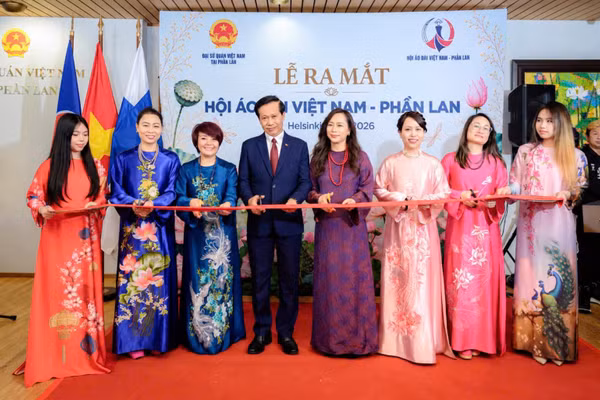 Đại sứ Nguyễn Hoàng Diệu Tâm, Phó Giám đốc Học viện Chính trị quốc gia Hồ Chí Minh Hoàng Phúc Lâm và các đại biểu thực hiện nghi lễ ra mắt Câu lạc bộ Áo dài. (Ảnh: GIA HÂN)