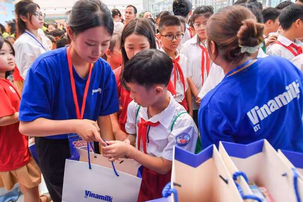 Vinamilk lan tỏa yêu thương cùng “Chắp cánh tuổi thơ”