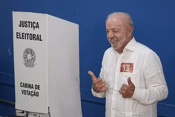 Tổng thống Brazil Lula da Silva bỏ phiếu tại một điểm bầu cử ở Sao Bernardo do Campo, Brazil, ngày 25/10/2026. (Ảnh: THX/TTXVN)