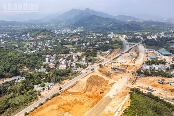 Điểm cuối của tuyến đường chuẩn bị nối ra cao tốc Hà Nội-Hòa Bình.