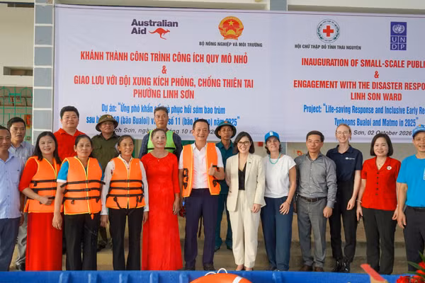 Đoàn công tác giao lưu với Đội xung kích phòng, chống thiên tai phường Linh Sơn, Thái Nguyên. (Ảnh: Đại sứ quán Australia tại Việt Nam)