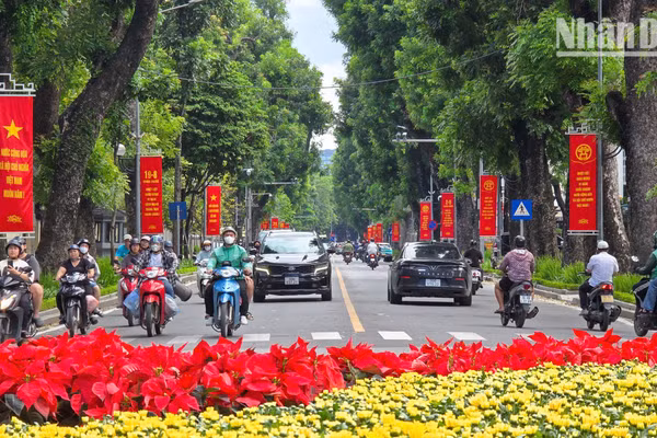 Phố phường Hà Nội được tô thắm những dịp lễ lớn.