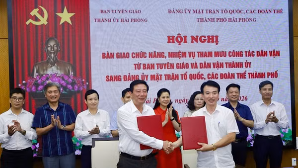 Lãnh đạo hai đơn vị ký kết biên bản bàn giao chức năng, nhiệm vụ tham mưu công tác dân vận. (Ảnh: MAI PHƯƠNG)