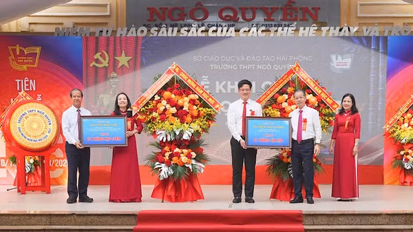 Dịp này, đồng chí Chánh án Tòa án nhân dân tối cao Nguyễn Văn Quảng trao tặng 1 phòng học tin học; đồng chí Phó trưởng Ban chính sách chiến lược Trung ương Nguyễn Kim Sơn trao tặng 1 phòng học STEM cho Trường trung học phổ thông Ngô Quyền, Hải Phòng. (Ảnh: ĐÀM THANH)
