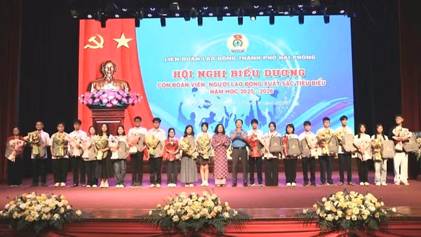 Các học sinh là con của đoàn viên, người lao động có thành tích cao trong học tập được biểu dương, khen thưởng. (Ảnh: XUÂN TRƯỜNG)