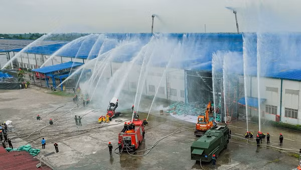 Các lực lượng triển khai phương án chữa cháy, cứu nạn, cứu hộ trong tình huống giả định. (Ảnh: THÀNH CHUNG)