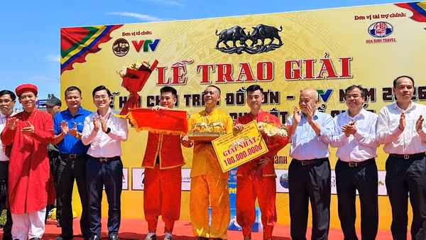 Lãnh đạo thành phố Hải Phòng trao giải cho ông Lê Bá Ngọc (đình Ngọc Xuyên), chủ trâu số 15 giành chức vô địch. (Ảnh: HÀ VY)