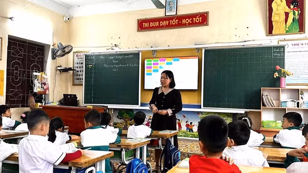 Một giờ học của cô và trò Trường Tiểu học An Phụ, phường Trần Liễu, Hải Phòng. (Ảnh: nhandan.vn)