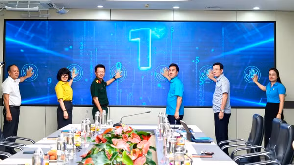 Các đại biểu thực hiện nghi thức khai trương “Hệ thống truy nhập Internet không dây miễn phí tại các khu nhà trọ công nhân”.