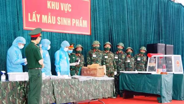 Cán bộ số hóa tạo mã định danh phục vụ lấy mẫu hài cốt liệt sĩ tại Nghĩa trang liệt sĩ Tân Tiến, phường An Dương, Hải Phòng. (Ảnh: NGUYỄN THẢO)
