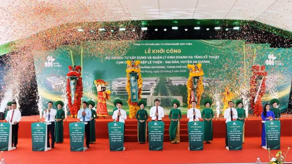 Các đại biểu thực hiện nghi thức khởi công dự án.