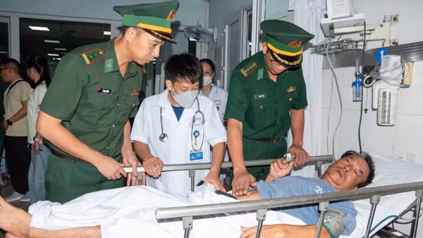 Thuyền viên tàu HP 90666-TS được chăm sóc y tế tại Bệnh viện Hữu nghị Việt Tiệp (Hải Phòng).