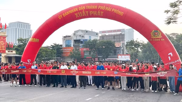 Các lực lượng tham gia chương trình "Cùng Việt Nam tiến bước" tại Hải Phòng trước vạch xuất phát. (Ảnh: XUÂN TRƯỜNG)