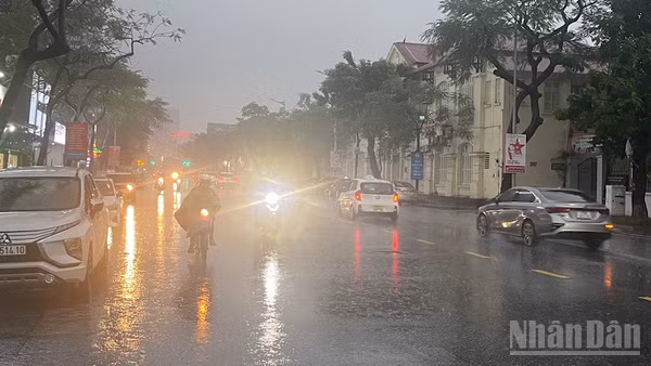 Thành phố Hải Phòng hiện có mưa to trên diện rộng. (Ảnh: XUÂN TRƯỜNG)