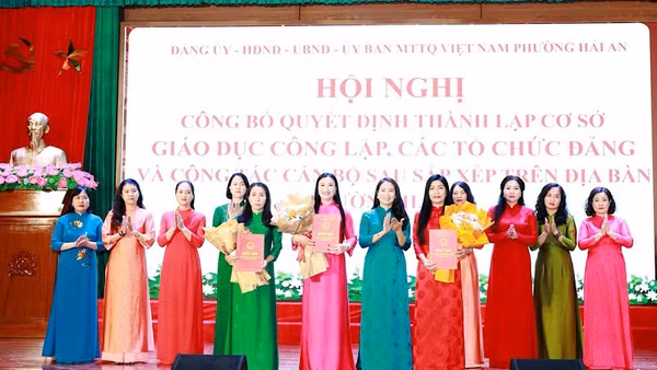 Lãnh đạo phường Hải An (Hải Phòng) công bố, trao các quyết định thành lập cơ sở giáo dục công lập, các tổ chức đảng và công tác cán bộ sau sắp xếp trên địa bàn phường. (Ảnh: HẢI AN)