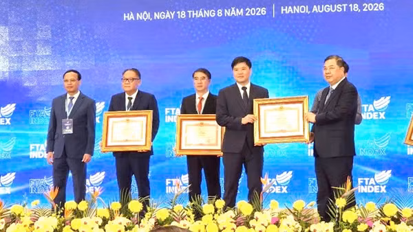 Phó Thủ tướng Thường trực Chính phủ Phạm Gia Túc trao Bằng khen của Thủ tướng Chính phủ cho thành phố Hải Phòng và các tỉnh, thành phố có thành tích trong việc đánh giá kết quả thực hiện các FTA. (Ảnh: NAM NGUYỄN/BÁO CÔNG THƯƠNG)
