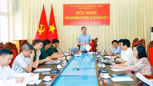 Phó Chủ tịch Ủy ban nhân dân thành phố Hải Phòng, Trưởng Ban Chỉ đạo 515 thành phố Đào Trọng Đức chỉ đạo công tác chuẩn bị, tổ chức khai quật, tìm kiếm hài cốt liệt sĩ tại khu vực Mả Chìa. (Ảnh: NGUYỄN LAN)