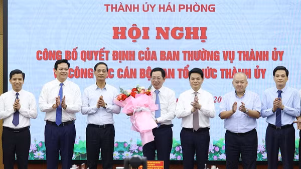 Các đồng chí Thường trực Thành ủy và Ban Tổ chức Thành ủy Hải Phòng chúc mừng đồng chí Vũ Tiến Phụng. (Ảnh: LÊ DŨNG)