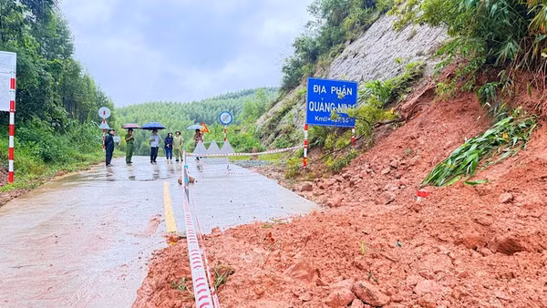 Sạt lở tại khu vực Khe Lá (dốc Đất), thuộc tổ dân phố Thanh Mai, phường Nguyễn Trãi, Hải Phòng. (Ảnh: NGỌC TIẾN)