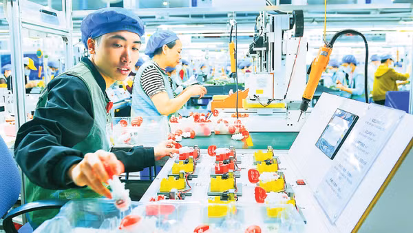 Lao động trong dây chuyền sản xuất của Công ty trách nhiệm hữu hạn GFT Unique Việt Nam (xã Nam Thanh Miện, Hải Phòng). (Ảnh: NGUYỄN NGUYÊN)