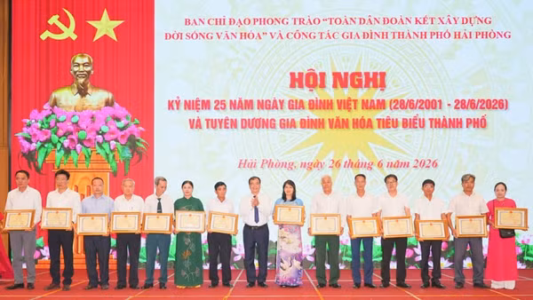 Lãnh đạo thành phố Hải Phòng khen thưởng các gia đình văn hóa tiêu biểu.