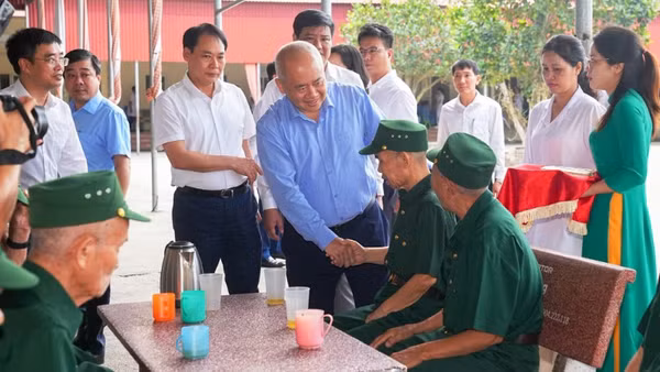 Chủ tịch Ủy ban nhân dân thành phố Hải Phòng Đỗ Thành Trung thăm hỏi và trao quà của Tổng Bí thư, Chủ tịch nước tới thương, bệnh binh đang điều dưỡng tại Trung tâm. (Ảnh: ĐÀM THANH)