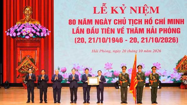 Đồng chí Trưởng ban Tuyên giáo Trung ương Trịnh Văn Quyết trao Huân chương Lao động hạng Nhất cho Đảng bộ, chính quyền và nhân dân thành phố Hải Phòng. (Ảnh: ĐÀM THANH)