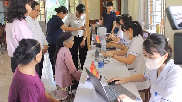 Khám sức khỏe cho người dân ở xã Gia Lộc, Hải Phòng. (Ảnh: HẢI HÀ)