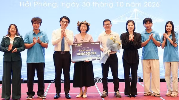 Giám đốc Sở Khoa học và Công nghệ Hải Phòng Nguyễn Cao Thắng trao giải Nhất (70 triệu đồng) cho Trường đại học Quản lý và Công nghệ Hải Phòng với Dự án Chế tạo vật liệu nano composite Fe3O4/C từ gỉ sắt công nghiệp tái chế, phục vụ xử lý nước thải chứa chất hữu cơ khó phân hủy, độ màu cao theo định hướng kinh tế tuần hoàn, tăng trưởng xanh và Net Zero. (Ảnh: XUÂN TRƯỜNG)