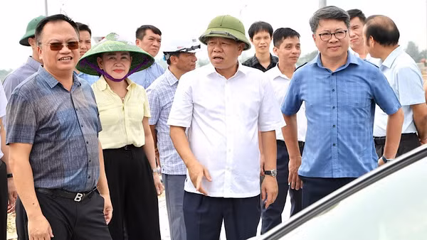 Lãnh đạo thành phố Hải Phòng kiểm tra công tác giải phóng mặt bằng phục vụ Dự án đường sắt Lào Cai-Hà Nội-Hải Phòng tại xã An Khánh. (Ảnh: VIỆT CƯỜNG)