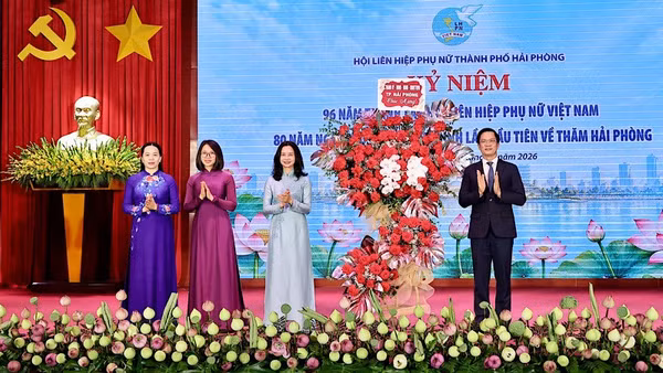 Đồng chí Phạm Văn Lập, Phó Bí thư Thành ủy, Chủ tịch Ủy ban Mặt trận Tổ quốc Việt Nam thành phố Hải Phòng chúc mừng Hội Liên hiệp Phụ nữ thành phố nhân dịp kỷ niệm 96 năm Ngày thành lập Hội Liên hiệp Phụ nữ Việt Nam (20/10/1930-20/10/2026). (Ảnh: VIỆT CƯỜNG)