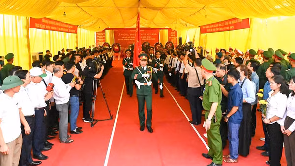 Quang cảnh Lễ viếng, truy điệu, an táng 56 hài cốt liệt sĩ và đồng bào hy sinh, tử nạn được tìm thấy, quy tập tại khu vực Mả Chìa, thôn Mai Sơn, xã Vĩnh Bảo, Hải Phòng. (Ảnh: ĐỨC NGHĨA)