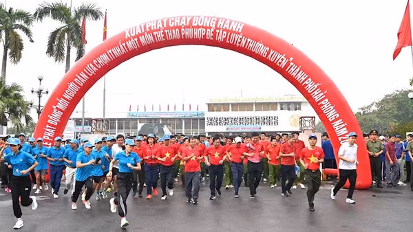 Các lực lượng tham gia chạy đồng hành tại Hải Phòng. (Ảnh: XUÂN TRƯỜNG)