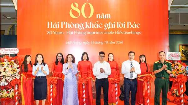 Các đại biểu thực hiện nghi thức khai mạc trưng bày chuyên đề “80 năm - Hải Phòng khắc ghi lời Bác”. (Ảnh: ĐÀM THANH)