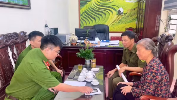Công an xã Yết Kiêu (Hải Phòng) tuyên truyền, hướng dẫn người dân nhận diện thủ đoạn lừa đảo trên không gian mạng.