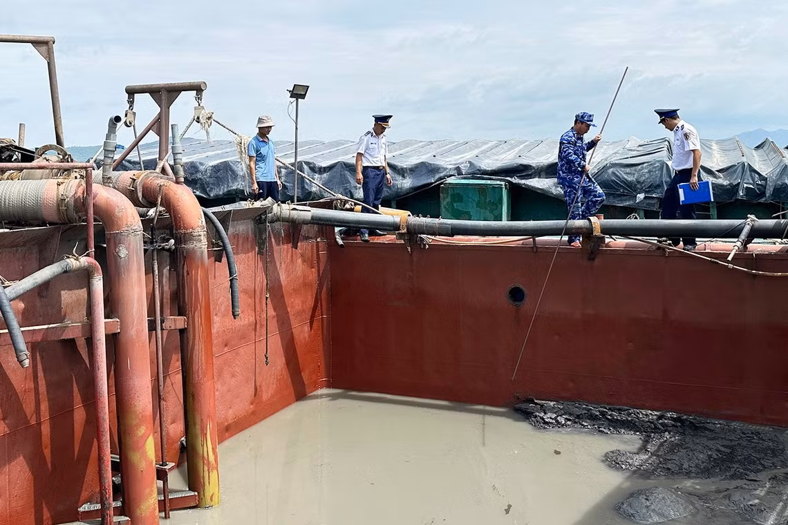 Cát chở trên sà lan không có giấy tờ chứng minh nguồn gốc. (Ảnh: Cảnh sát biển cung cấp)