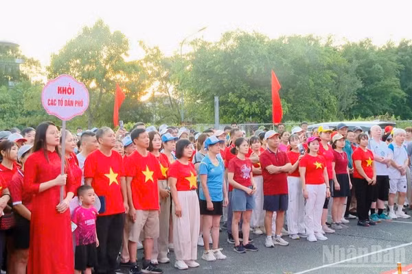 Cán bộ, nhân dân phường Nông Trang tham gia Chương trình đi bộ “Cùng Việt Nam tiến bước”.