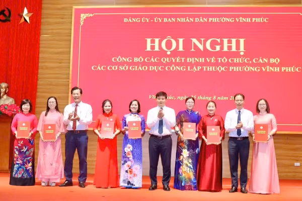 Lãnh đạo phường Vĩnh Phúc trao quyết định bổ nhiệm cho các hiệu trưởng. (Ảnh: Trang Thông tin điện tử phường Vĩnh Phúc)
