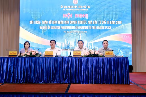 Các đồng chí lãnh đạo Ủy ban nhân dân tỉnh chủ trì buổi đối thoại. (Ảnh: Hà Hồng Hà)