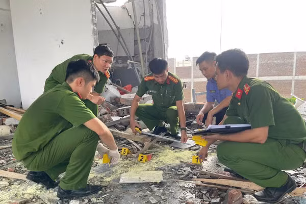 Lực lượng chức năng điều tra vụ nổ. (Ảnh: Công an tỉnh Phú Thọ)