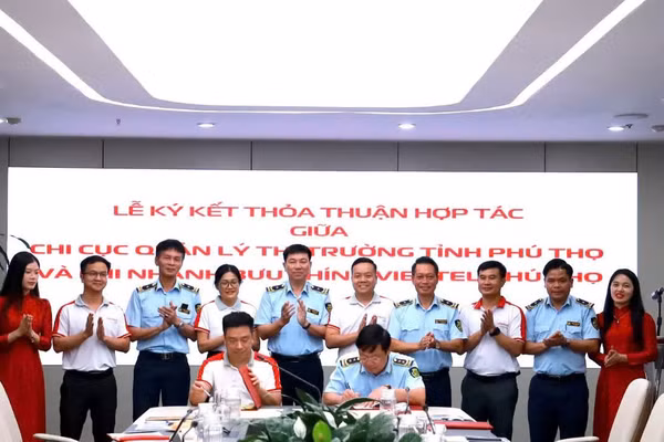 Chi cục Quản lý thị trường và Chi nhánh bưu chính Viettel Phú Thọ ký thỏa thuận hợp tác trong kiểm tra và xử lý vi phạm hành chính. (Ảnh: Chi cục Quản lý thị trường Phú Thọ)