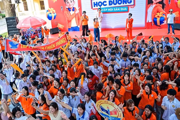 Học sinh của Trường trung học phổ thông Yên Lạc cổ vũ Chương trình Siêu hội học đường. (Ảnh: Nhà trường cung cấp)
