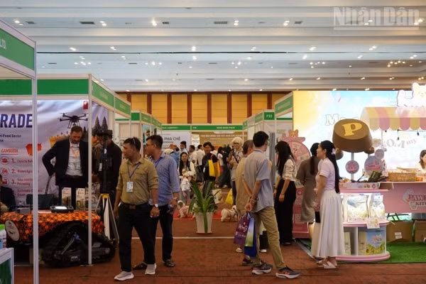 Khách tham quan các gian hàng tại sự kiện Cambodia Expo Series 2026. (Ảnh: ĐINH TRƯỜNG)